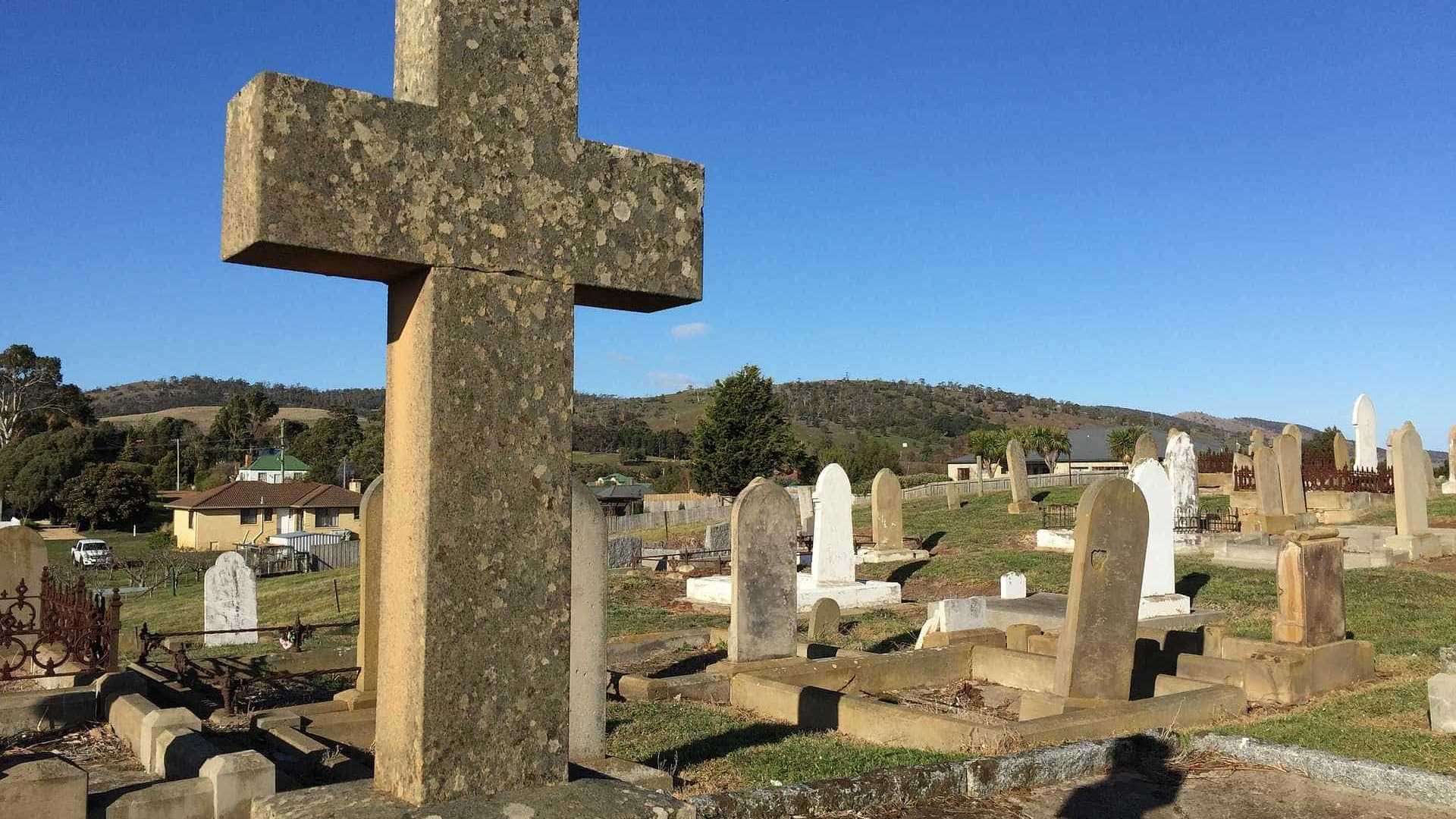 Adolescente sobrevive após ter olho arrancado e ser enterrado vivo em mata
