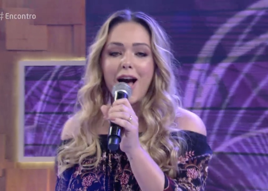 Tânia Mara desafina no “Encontro” e vira piada na internet