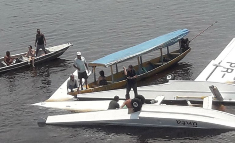 Hidroavião que caiu no Rio Negro será removido para investigação