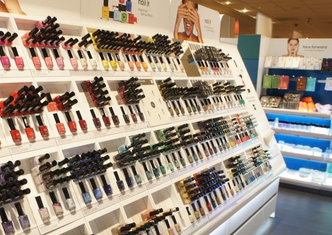 Dupla armada desiste de assaltar loja após cliente sair correndo em Manaus