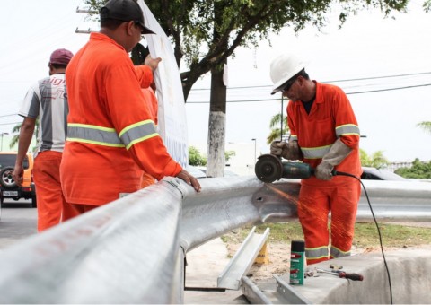Defensas metálicas garantem segurança no retorno da Avenida Jacira Reis em Manaus 