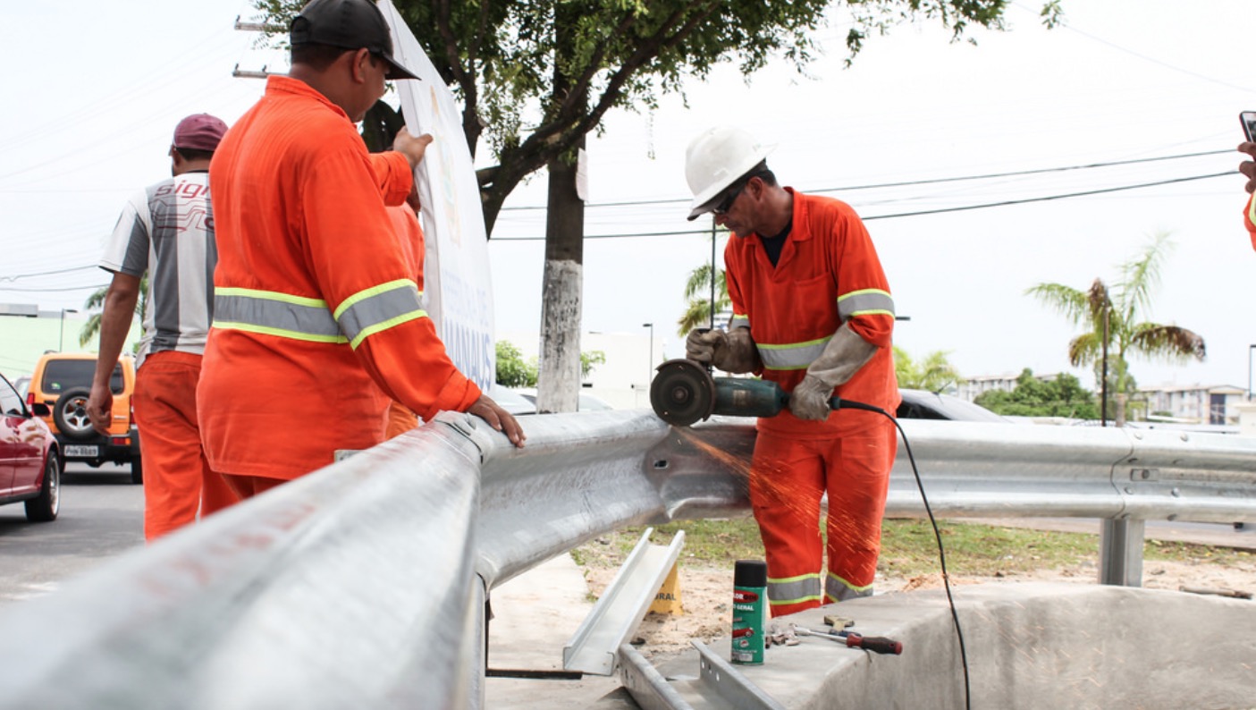 Defensas metálicas garantem segurança no retorno da Avenida Jacira Reis em Manaus 