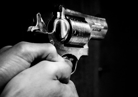 Trio invade casa de empresário e faz família refém em Manaus