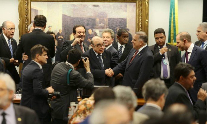 Comissão da Câmara aprova parecer que barra prosseguimento da denúncia contra Temer