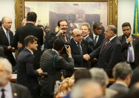 Comissão da Câmara aprova parecer que barra prosseguimento da denúncia contra Temer