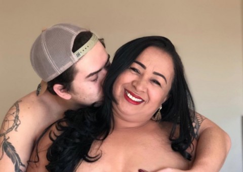  Em foto, Whindersson Nunes segura seios da mãe para conscientização do exame de mama