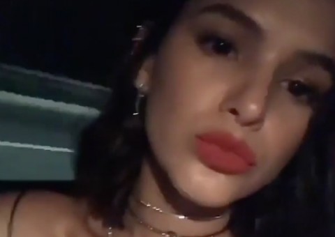  Decotada, Bruna Marquezine sensualiza em vídeo e fala sobre atuar com Marina Ruy Barbosa