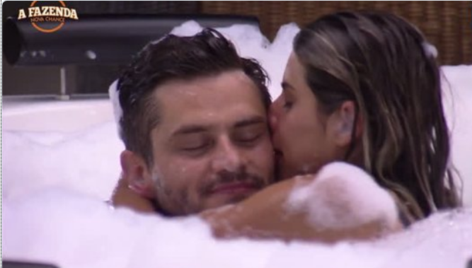 A Fazenda: Clima esquenta entre Marcos e Minerato durante banho de espuma