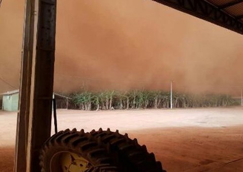 Dia vira noite em pouco tempo com redemoinho de areia em fazenda e assusta moradores