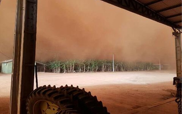 Dia vira noite em pouco tempo com redemoinho de areia em fazenda e assusta moradores