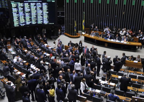 Comissão aprova medida provisória que reduz tributação de petróleo e gás