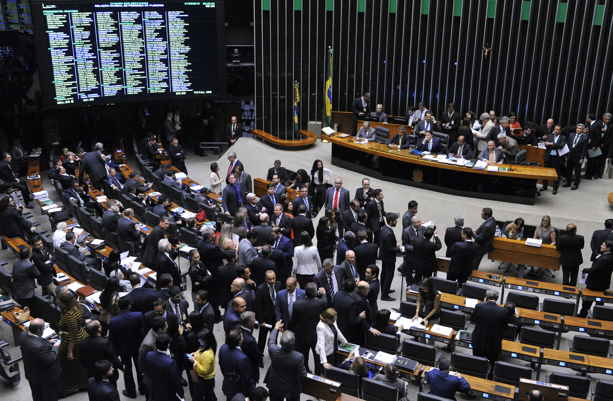 Comissão aprova medida provisória que reduz tributação de petróleo e gás
