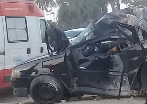 Homem morre após carro colidir com poste em avenida de Manaus