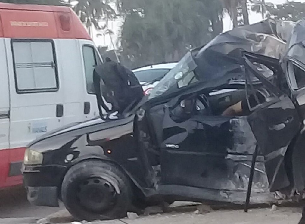 Homem morre após carro colidir com poste em avenida de Manaus