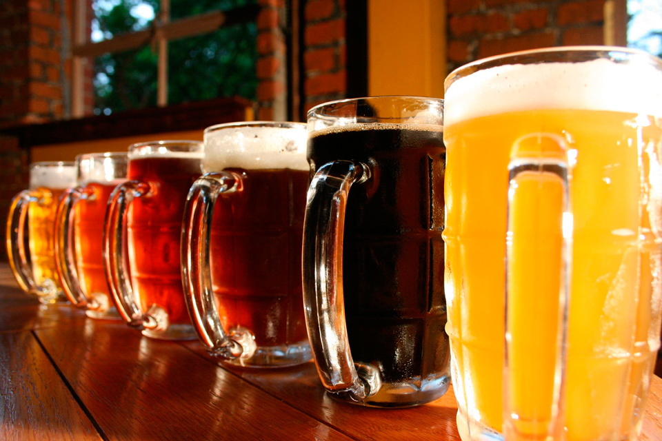 Cervejas artesanais e bandas locais animam a Oktobeerfast em Manaus