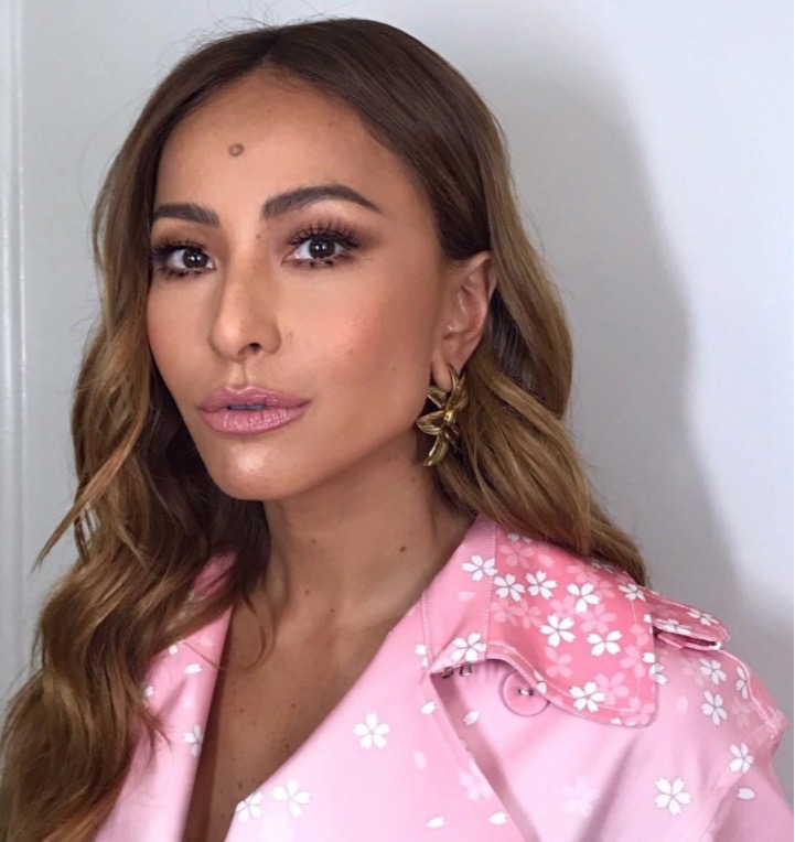 Sabrina Sato aparece com barriga saliente e levanta rumores de gravidez