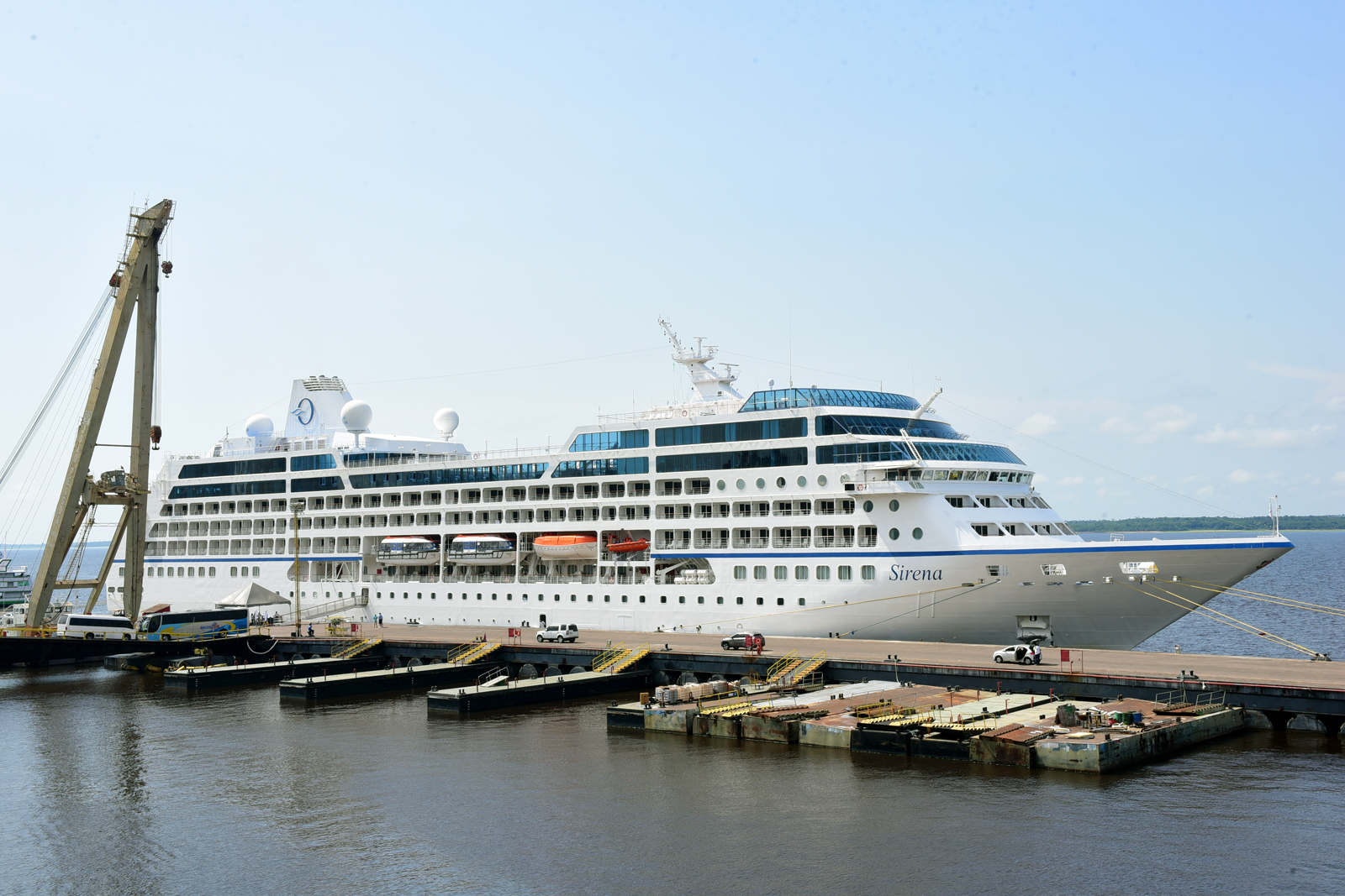 Mais de 600 turistas desembarcam de cruzeiro americano em Manaus 