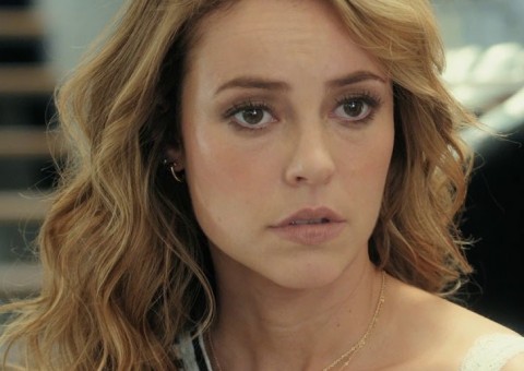 Paolla Oliveira surge em cenas quentes com outra mulher na cama