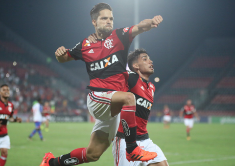 Em noite de Réver e Diego, Flamengo goleia o Bahia