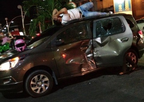 Motociclista 'voa' e para em cima de carro após colisão em Manaus