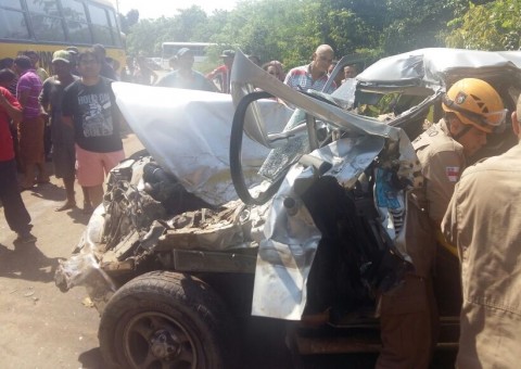 Carro e ônibus se chocam em acidente grave na AM-070