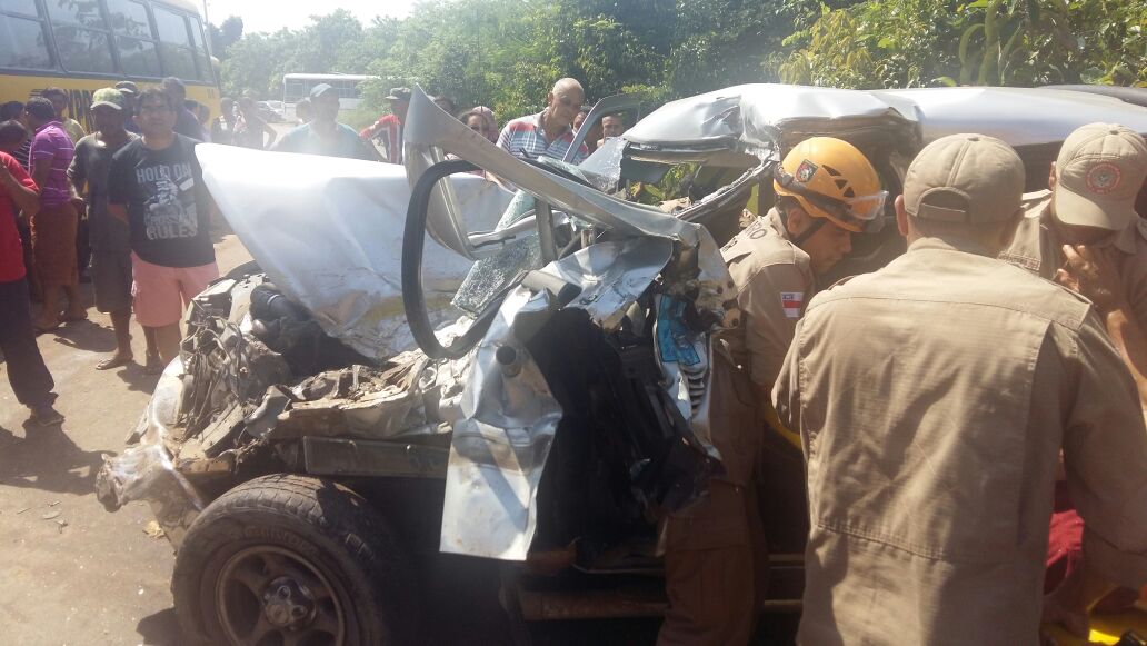 Carro e ônibus se chocam em acidente grave na AM-070