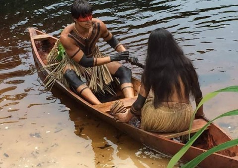 Aldeia indígena recebe telão para a exibição de filme produzido na comunidade 