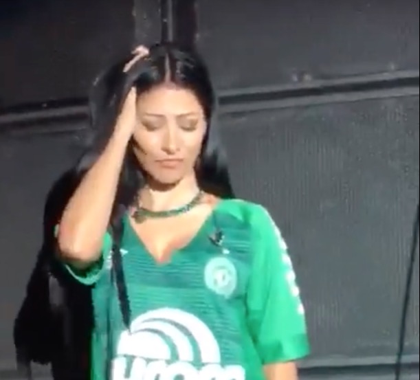 De decotão e microshort, Simaria sensualiza e acaba mostrando demais durante show