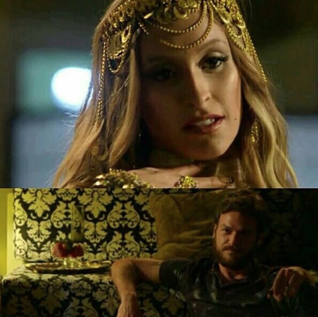 A Força do Querer: Carine faz referência à Khadija com fantasia sensual para Rubinho