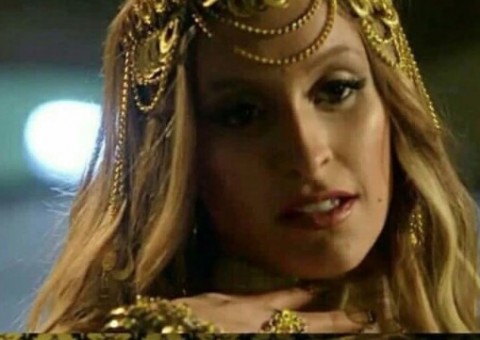 A Força do Querer: Carine faz referência à Khadija com fantasia sensual para Rubinho