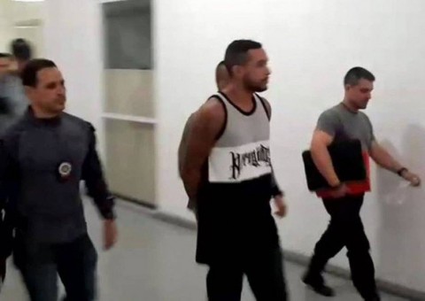 Funkeiro MC Tikão é preso suspeito de tirar Rogério 157 da Rocinha e de negociar troca de facção 