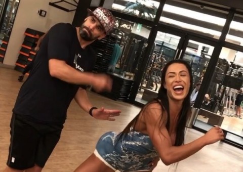    Gracyanne Barbosa ganha 'tapa imaginário' e treme bumbum' em vídeo de dança