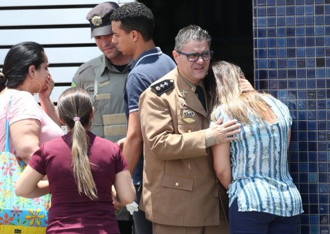 Alvejada três vezes em ataque a escola, adolescente corre risco de morte