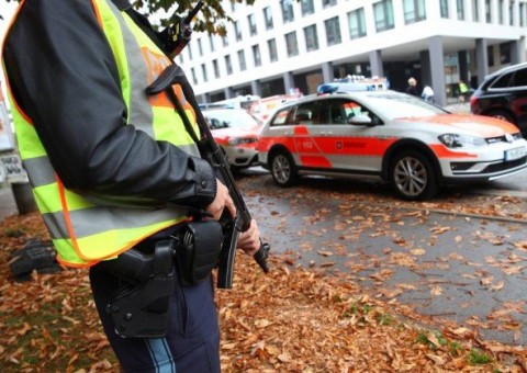 Homem esfaqueia quatro pessoas na cidade alemã de Munique  