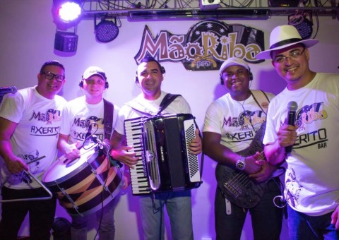 Véspera de feriado com o melhor do pé de serra no Axerito