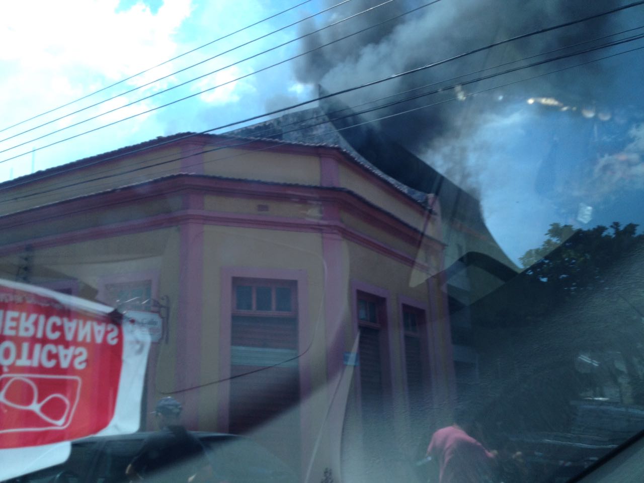 Incêndio destrói galpão e causa pânico entre comerciantes no Centro de Manaus