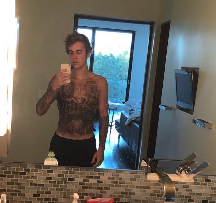 Justin Bieber choca fãs ao mostrar novas tatuagens na barriga
