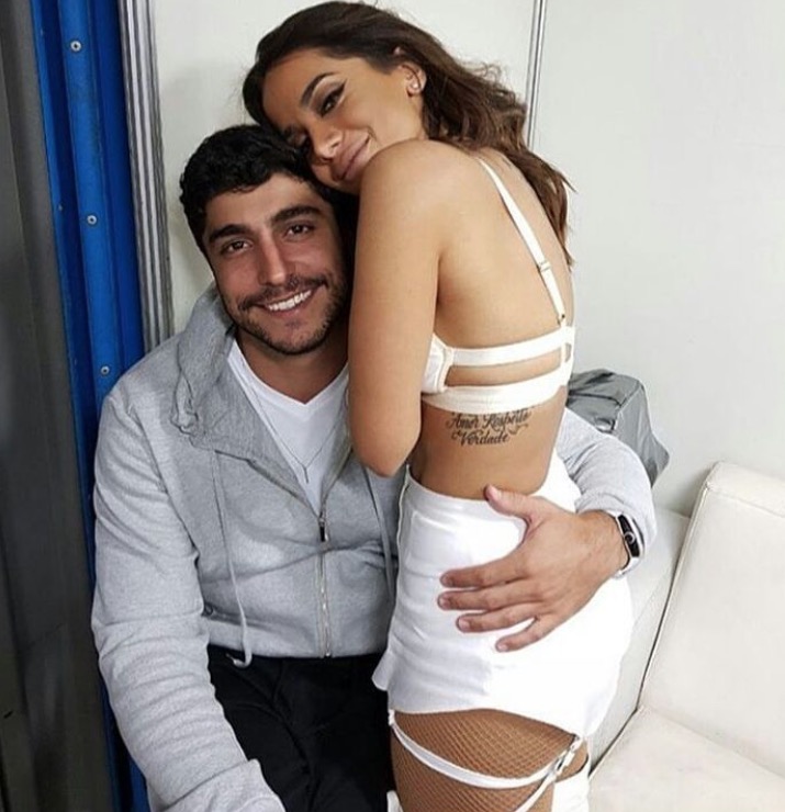 Anitta aparece em clima de romance com noivo