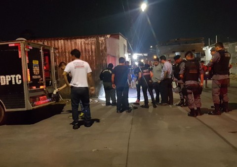 Suspeito de assalto é morto a tiros por motoqueiro misterioso em Manaus