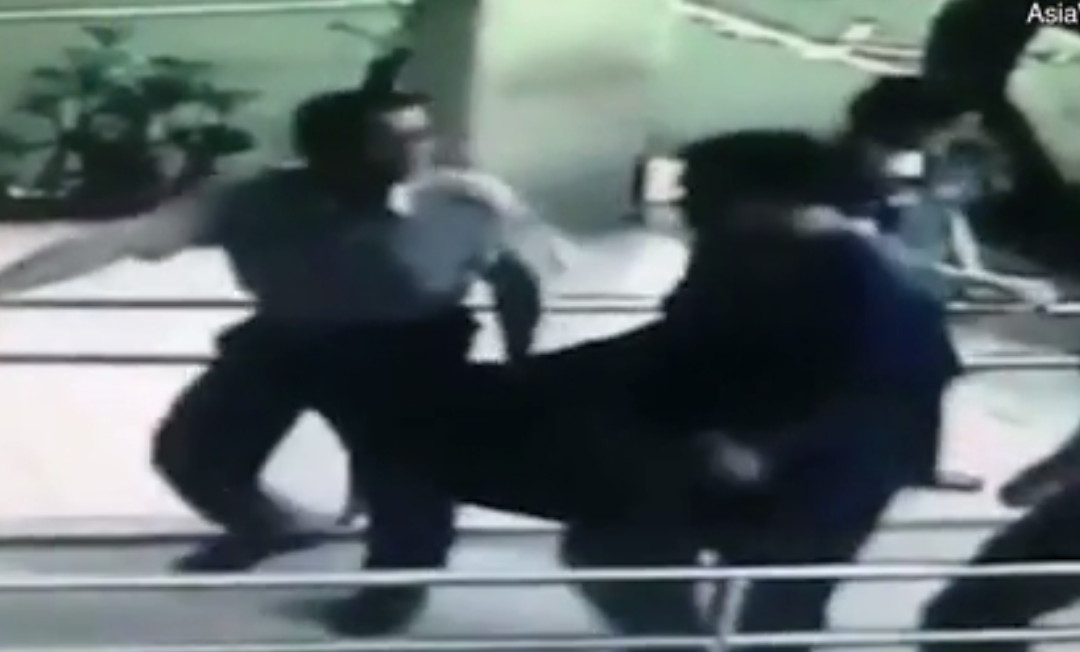 Homem leva corpo da filha à polícia 12 anos após assassiná-la