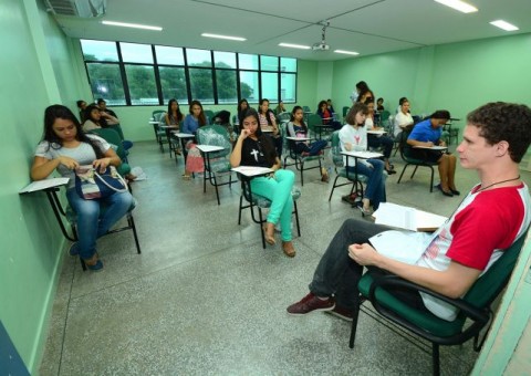 45 mil candidatos disputam mais de 3 mil vagas no vestibular da UEA neste domingo