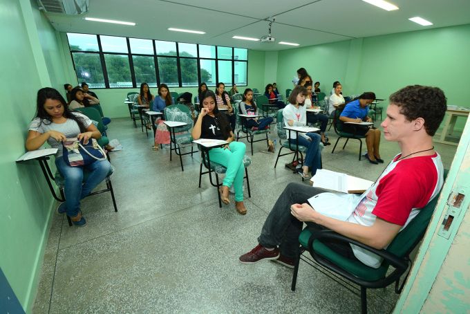45 mil candidatos disputam mais de 3 mil vagas no vestibular da UEA neste domingo