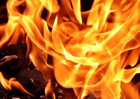 Trancados em banheiro, mulher e criança são queimados vivos por 'pai de família'