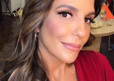  De biquíni, Ivete Sangalo mostra barrigão: 'que corpo, papai pira'