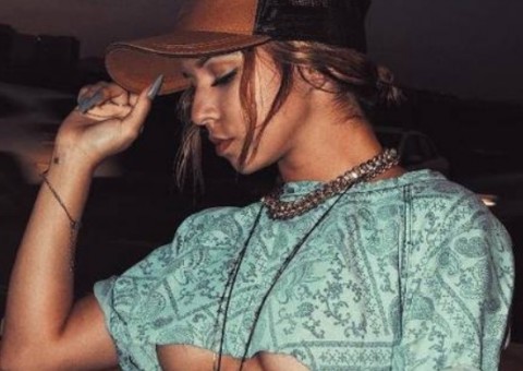   Bailarina de Anitta deixa parte dos seios à mostra em ensaio