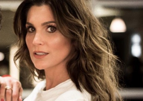  Flávia Alessandra abusa do decote em foto de maiô sexy