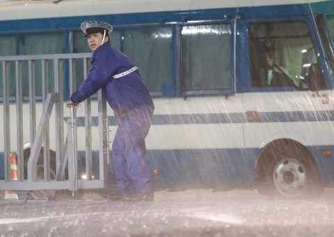 Tufão deixa mortos e faz milhares abandonarem suas casas