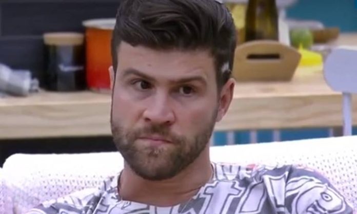 A Fazenda 9: Marcelo Ié Ié comete deslize ao chamar Flávia pelo nome da ex e causa climão