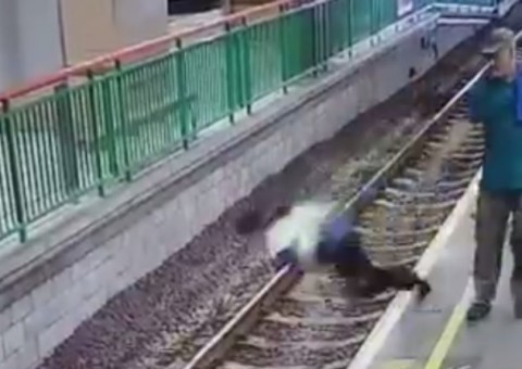 Homem é preso após friamente empurrar funcionária em linha de trem