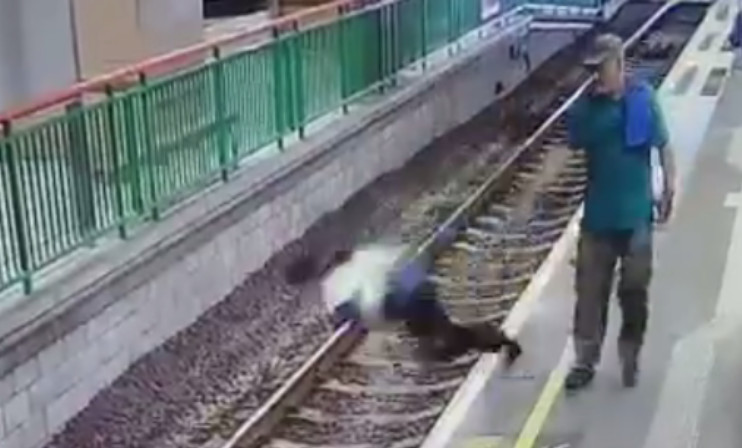 Homem é preso após friamente empurrar funcionária em linha de trem